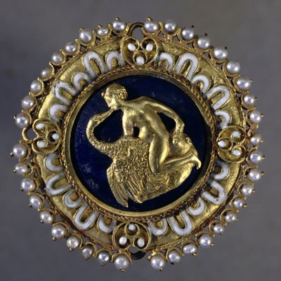 Spilla decorata con una scena di Leda e il cigno (oro, lapislazzuli e perle) da Benvenuto Cellini
